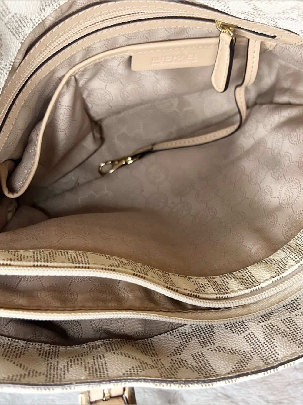 Michael Kors White & Beige Signature Coated Canvas & Leather Jet Set Pocket Tote - Picture 11 of 13